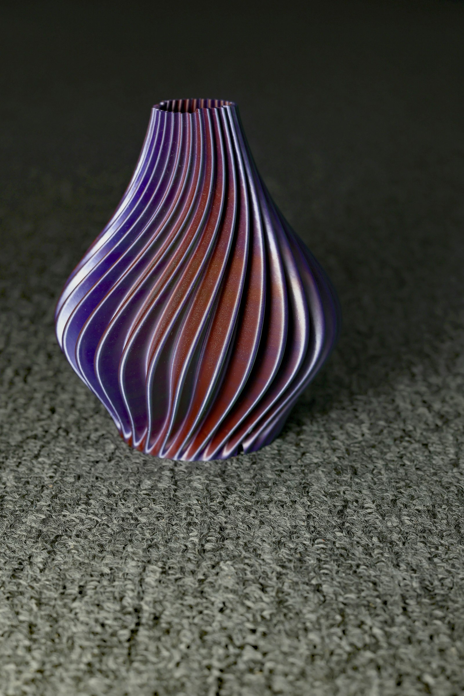 3D-geprinte paarse vaas met golvend patroon